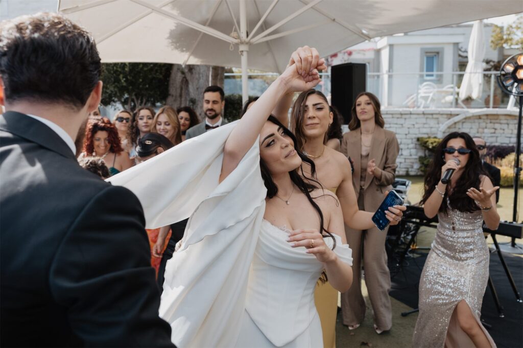 La sposa balla tra gli invitati