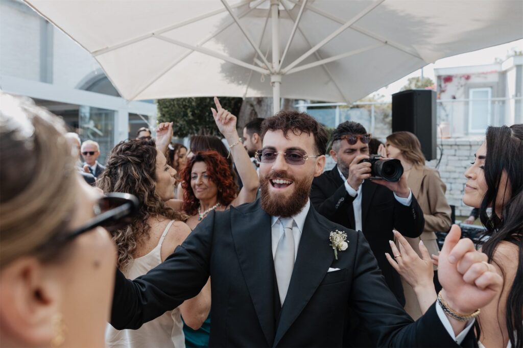 Lo sposo festeggia con gli amici