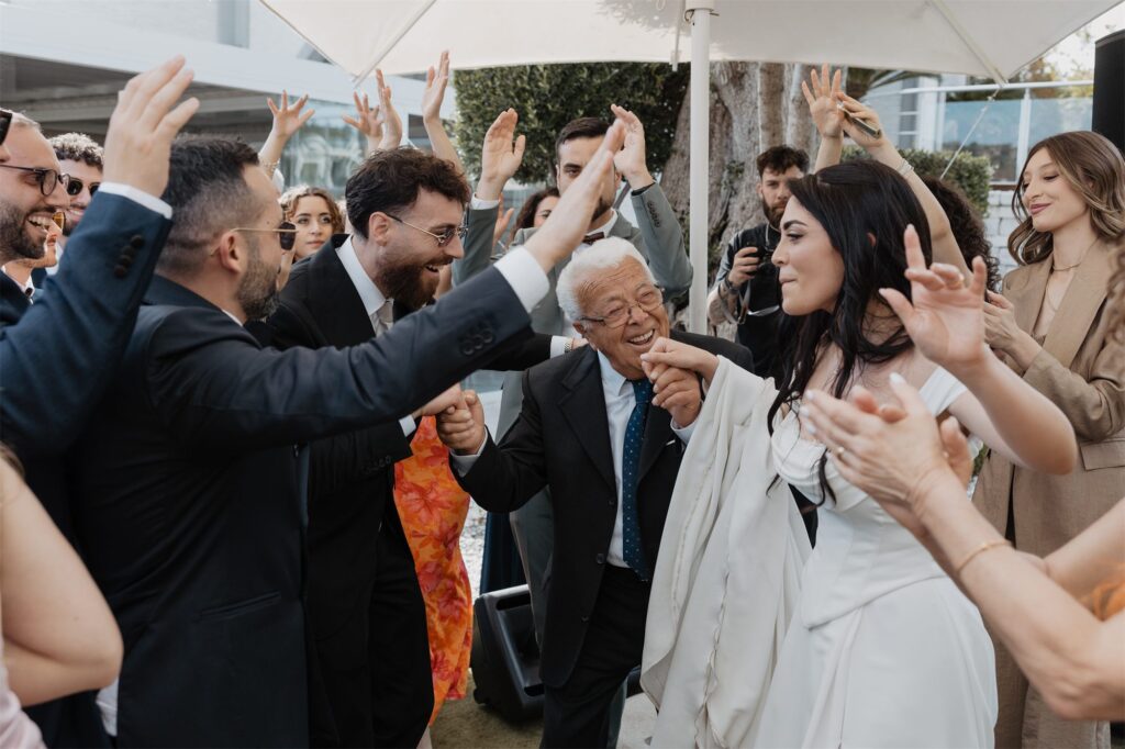 I parenti festeggiano e ballano con la sposa