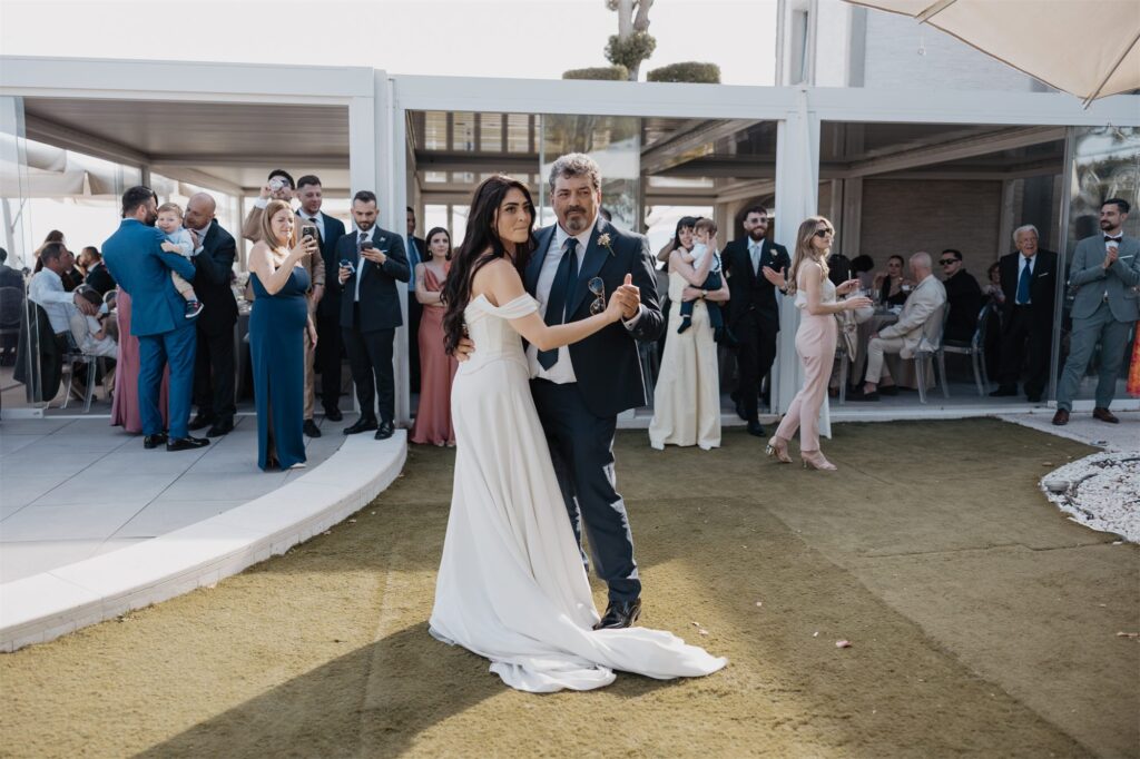 Il primo ballo degli sposi sotto la veranda bianca