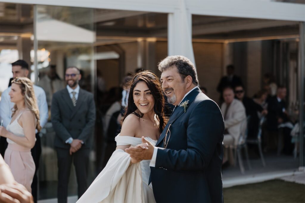 La sposa balla con il padre