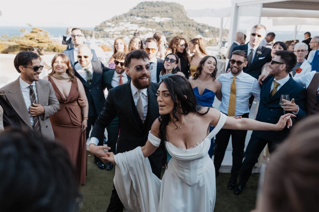 Gli sposi ballano in mezzo agli amici