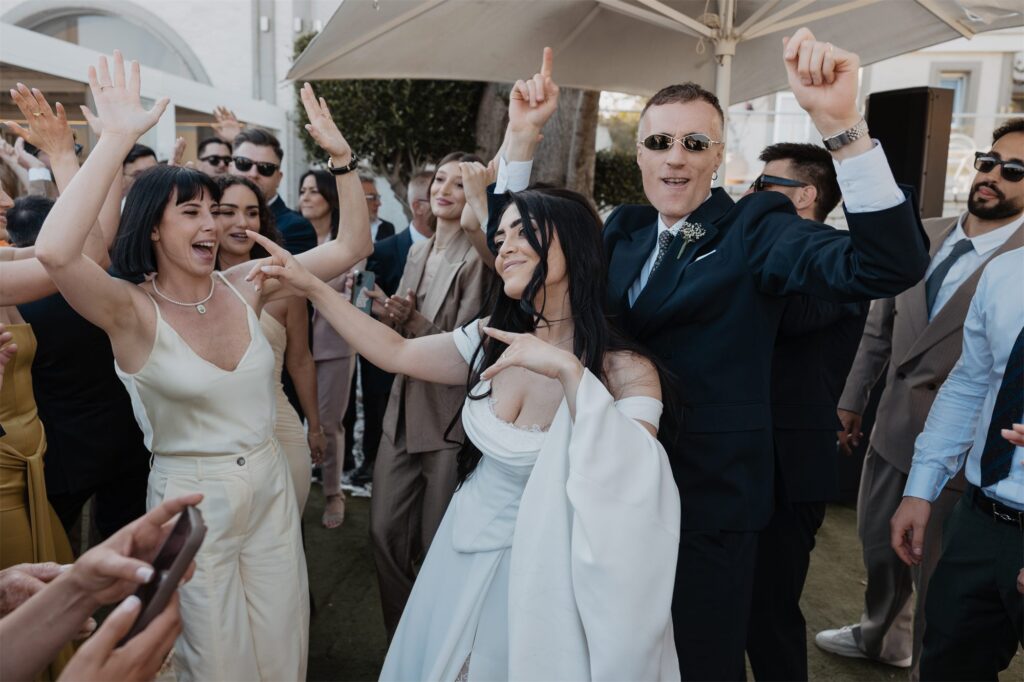 La sposa si scatena in pista con le amiche