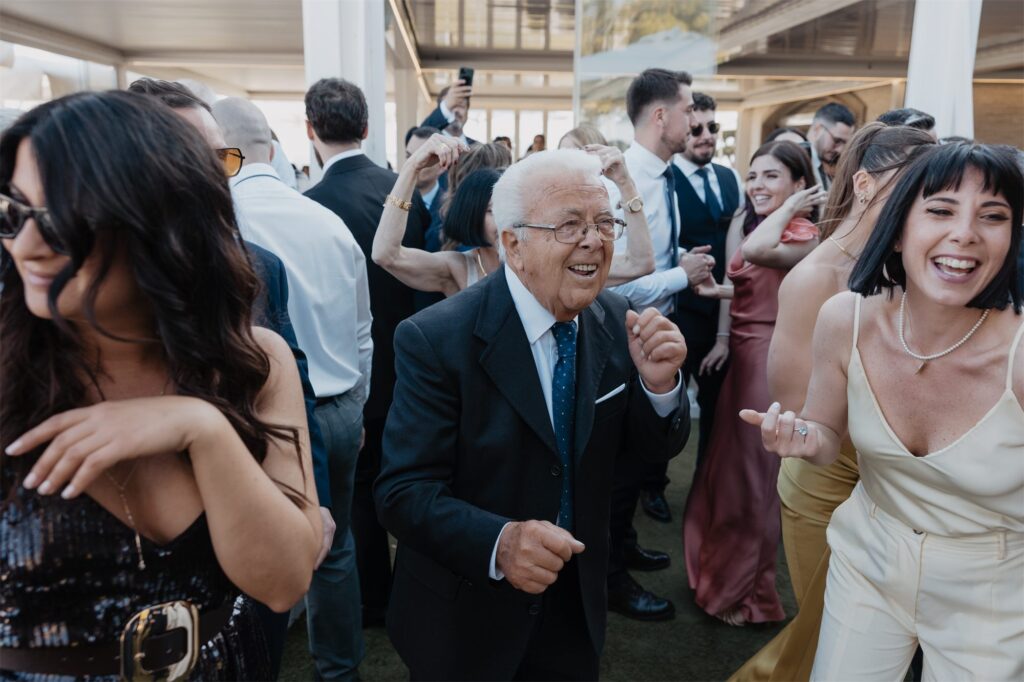 Il nonno balla con gli invitati