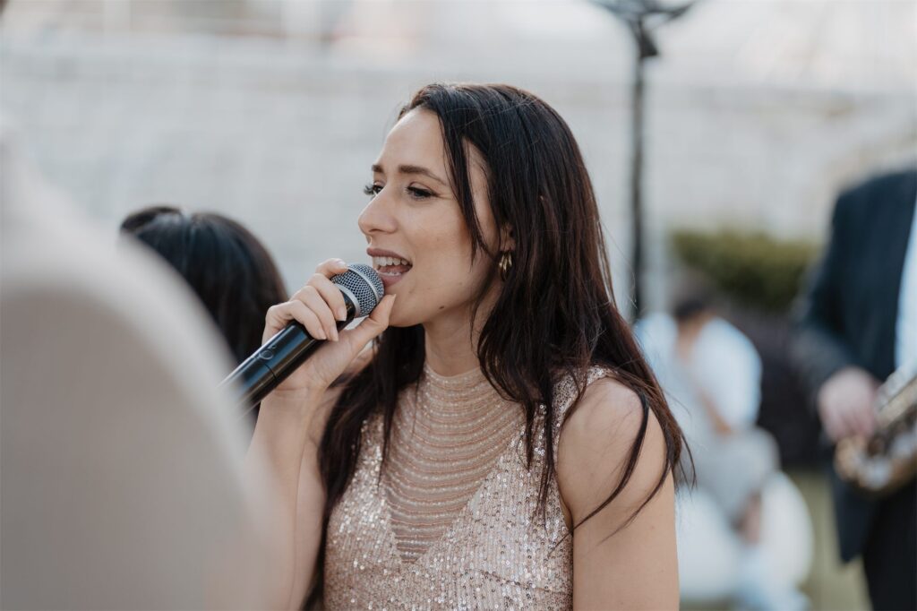La sposa canta al microfono
