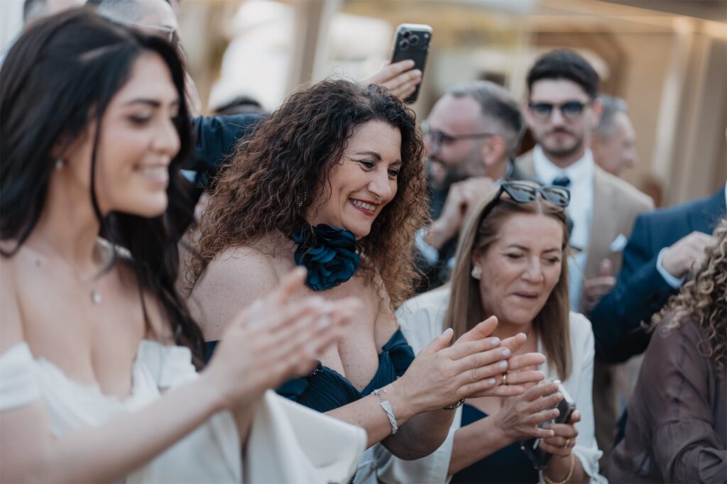La sposa si diverte con le invitate