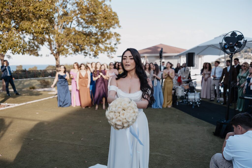 La sposa si prepara al lancio del bouquet