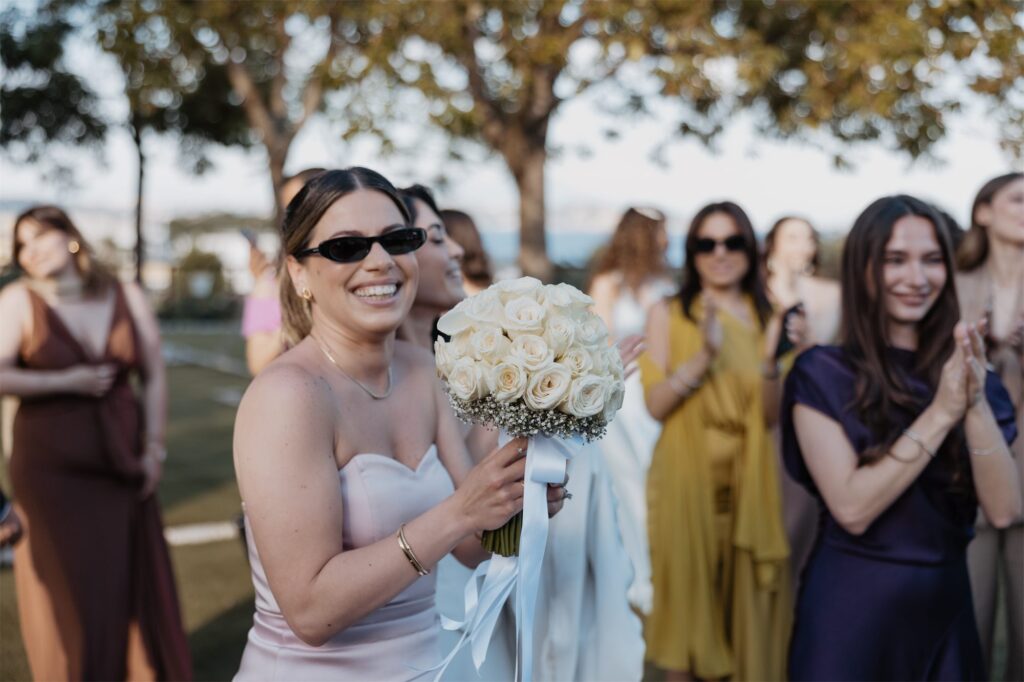 Le invitate aspettano il bouquet