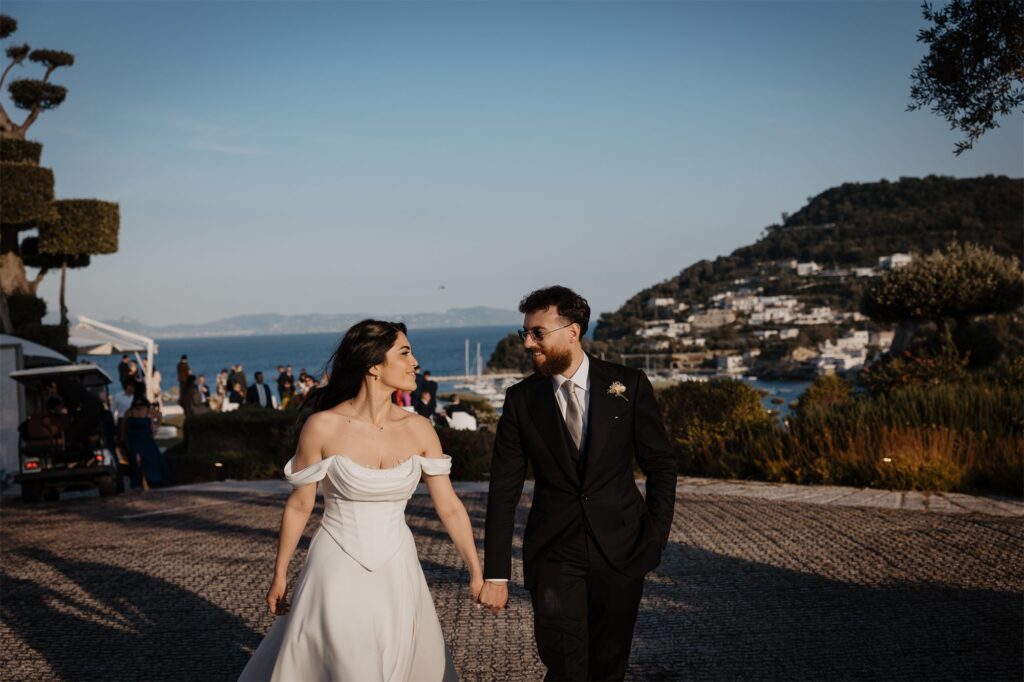 Gli sposi passeggiano nel giardino di Villa Punta Pennata