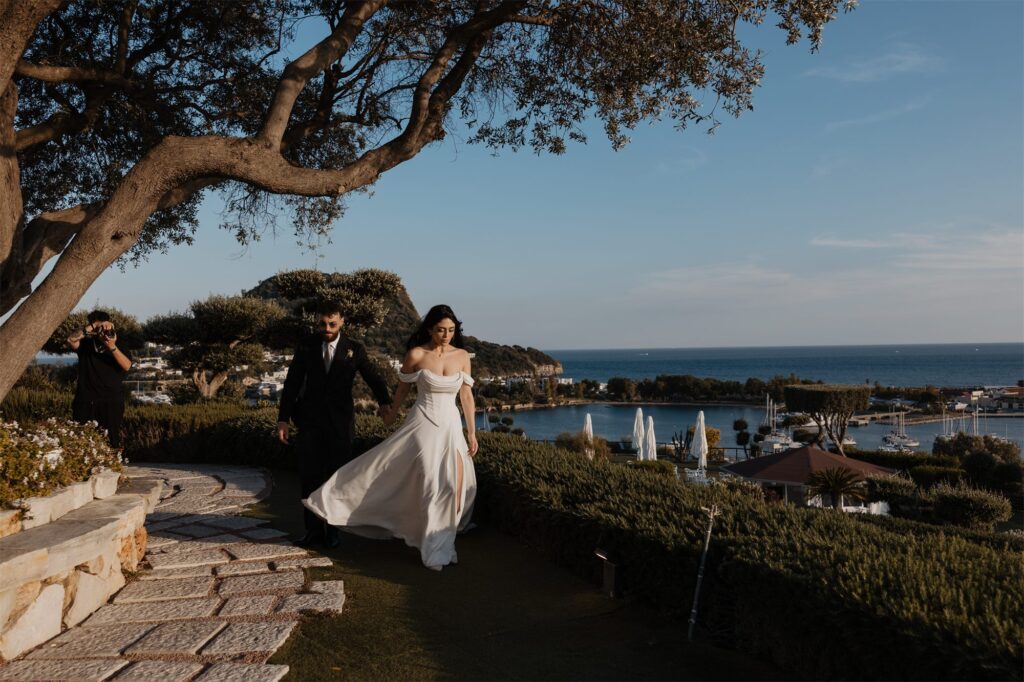 La sposa gira nell'abito tra gli ulivi