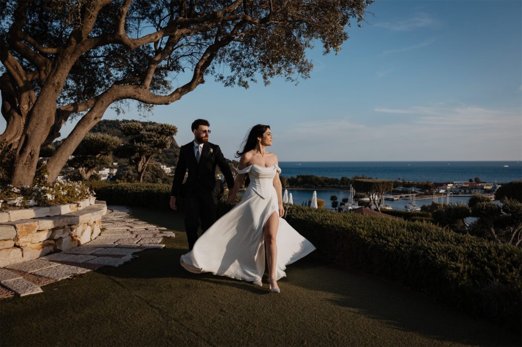 La sposa con l'abito al vento sul prato