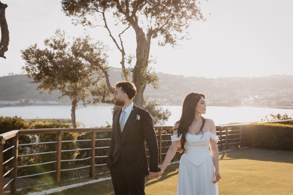 Gli sposi sul prato della villa al tramonto