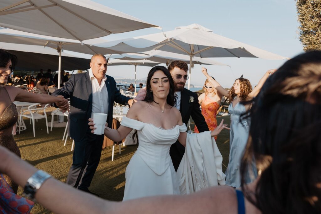 La sposa balla tra gli invitati sotto gli ombrelloni