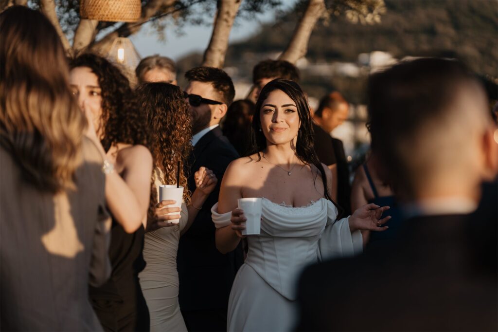 Gli invitati brindano al tramonto