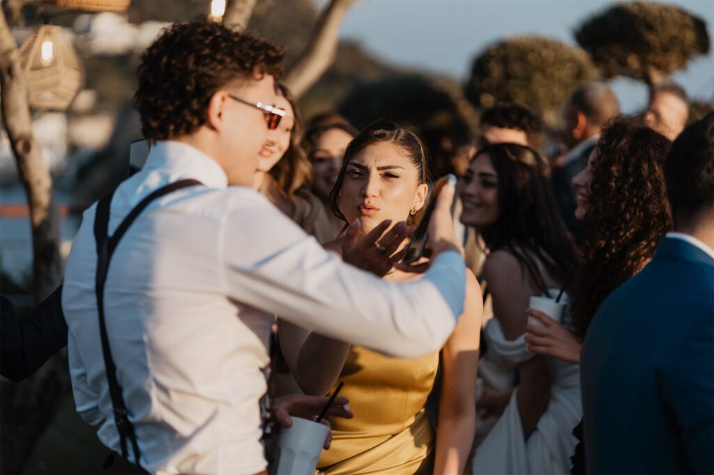 Lo sposo festeggia tra gli amici