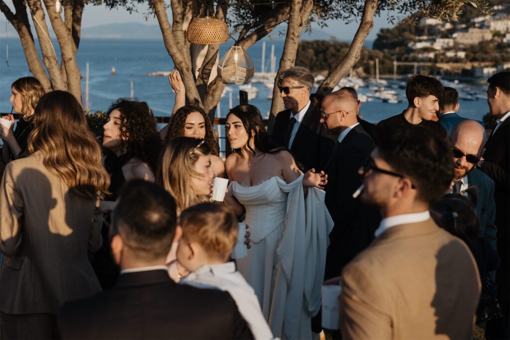 Un abbraccio tra la sposa e gli invitati