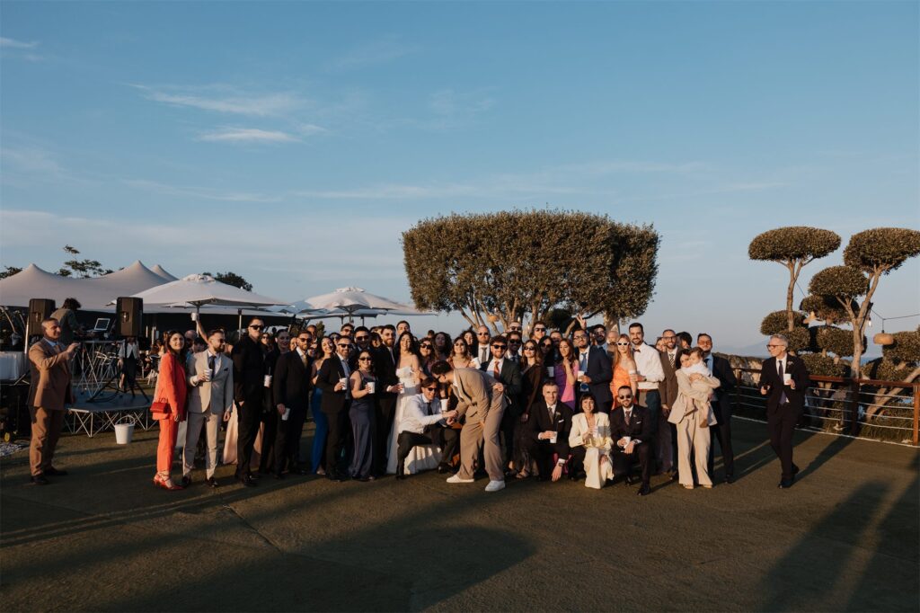 Gli invitati sul prato di Villa Punta Pennata al tramonto