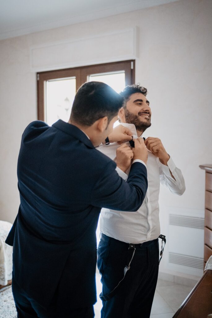 Alessandro si prepara a casa con la famiglia prima del matrimonio
