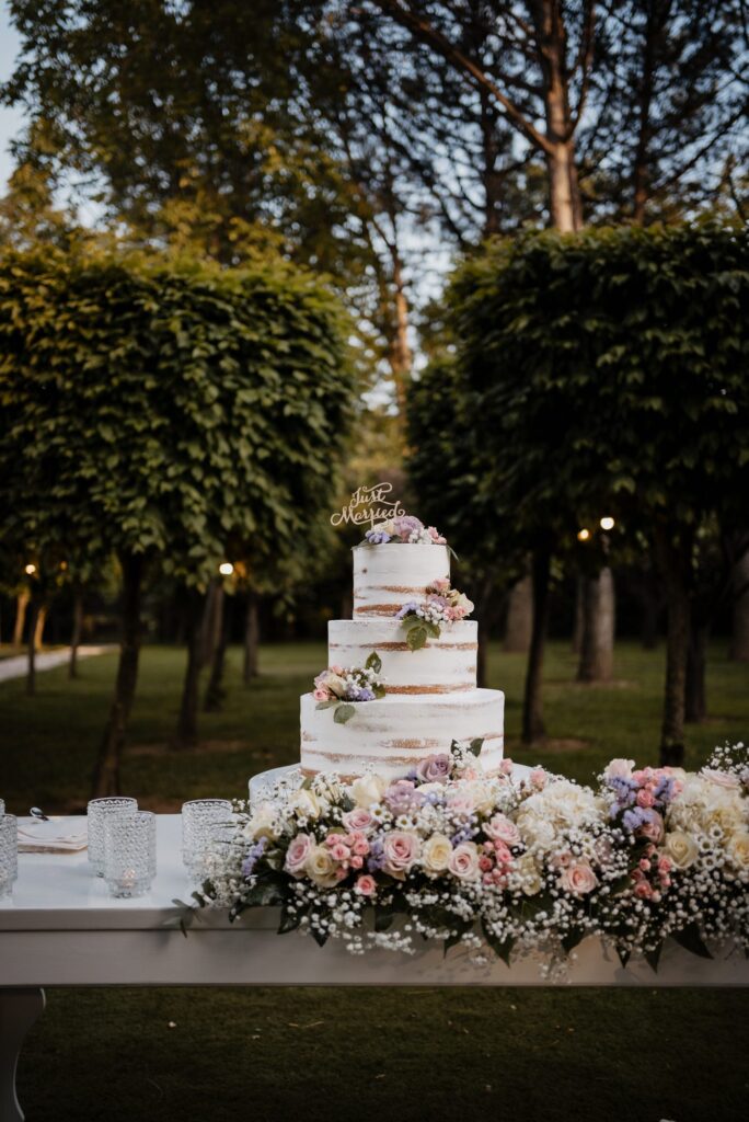 La torta nuziale nel giardino del Casale dei Baroni