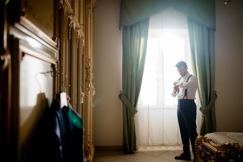 Preparativi dello sposo Antonio prima del matrimonio a Villa Althea
