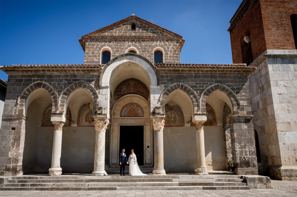Foto di coppia di Antonio e Giulia alla Basilica di Sant’Angelo in Formis