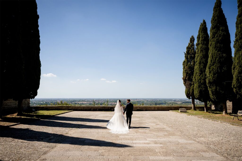 Foto di coppia di Antonio e Giulia alla Basilica di Sant’Angelo in Formis