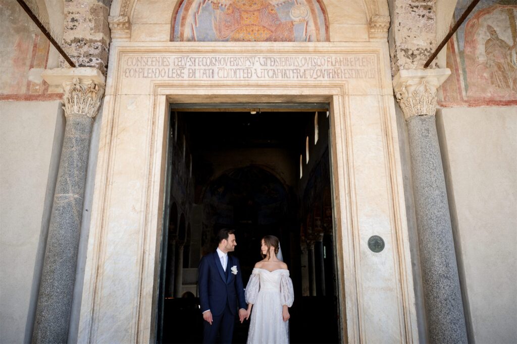 Foto di coppia di Antonio e Giulia alla Basilica di Sant’Angelo in Formis