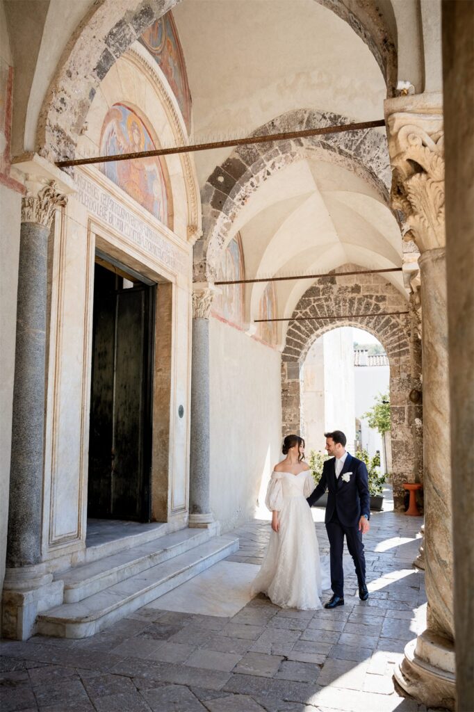 Foto di coppia di Antonio e Giulia alla Basilica di Sant’Angelo in Formis