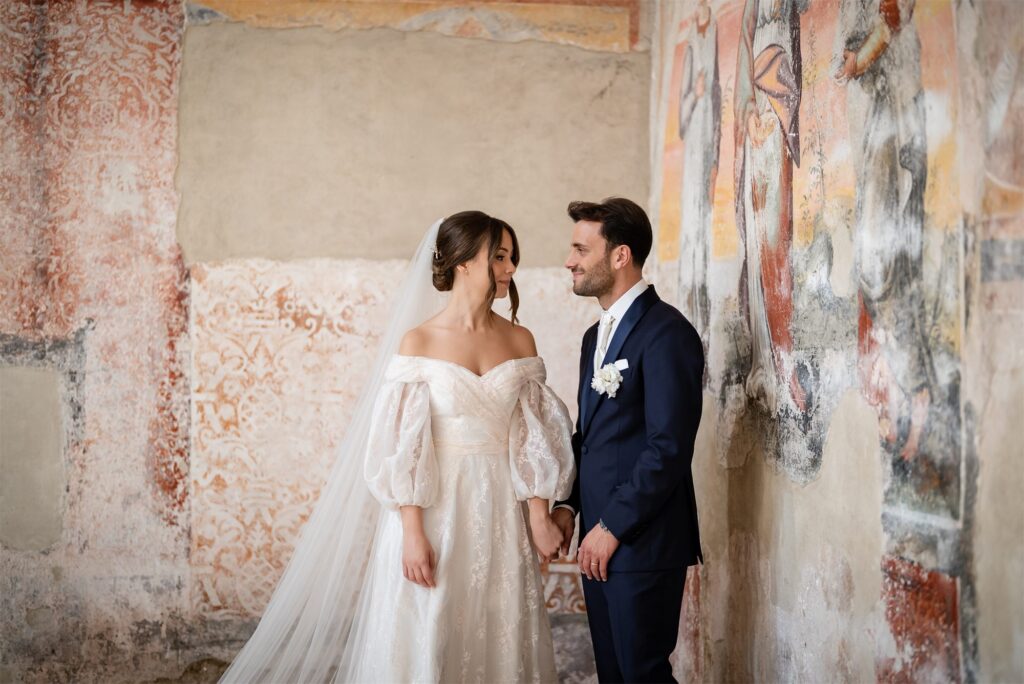 Foto di coppia di Antonio e Giulia alla Basilica di Sant’Angelo in Formis