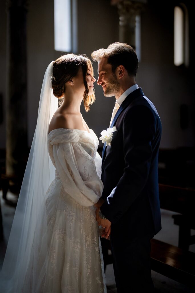 Foto di coppia di Antonio e Giulia alla Basilica di Sant’Angelo in Formis