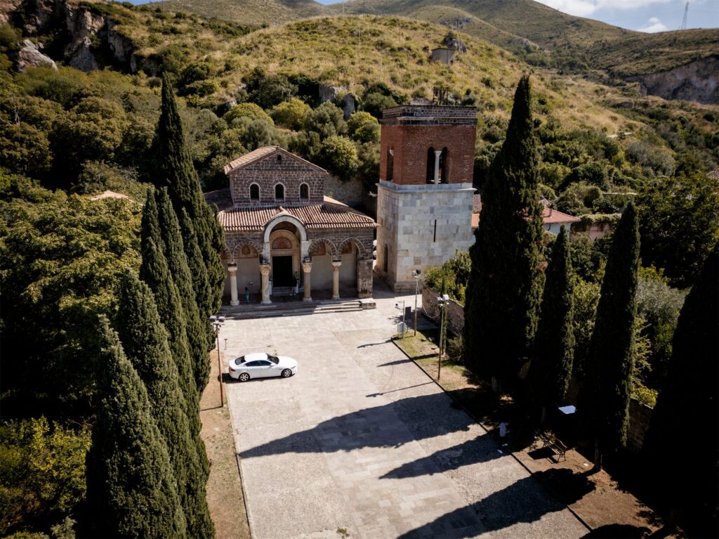 Foto di coppia di Antonio e Giulia alla Basilica di Sant’Angelo in Formis