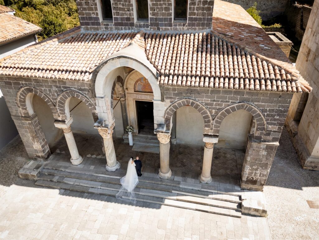 Foto di coppia di Antonio e Giulia alla Basilica di Sant’Angelo in Formis