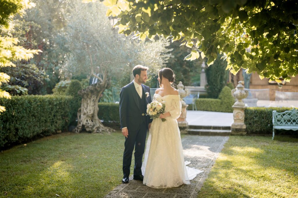 Foto di coppia di Antonio e Giulia nel giardino di Villa Althea, Bellona
