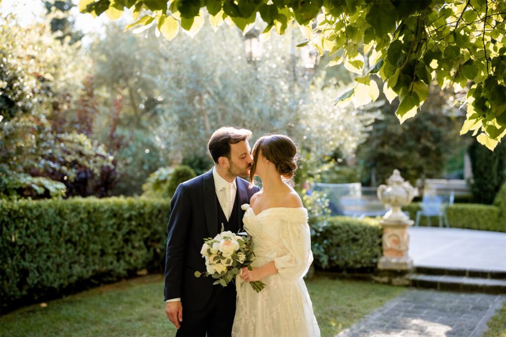 Foto di coppia di Antonio e Giulia nel giardino di Villa Althea, Bellona