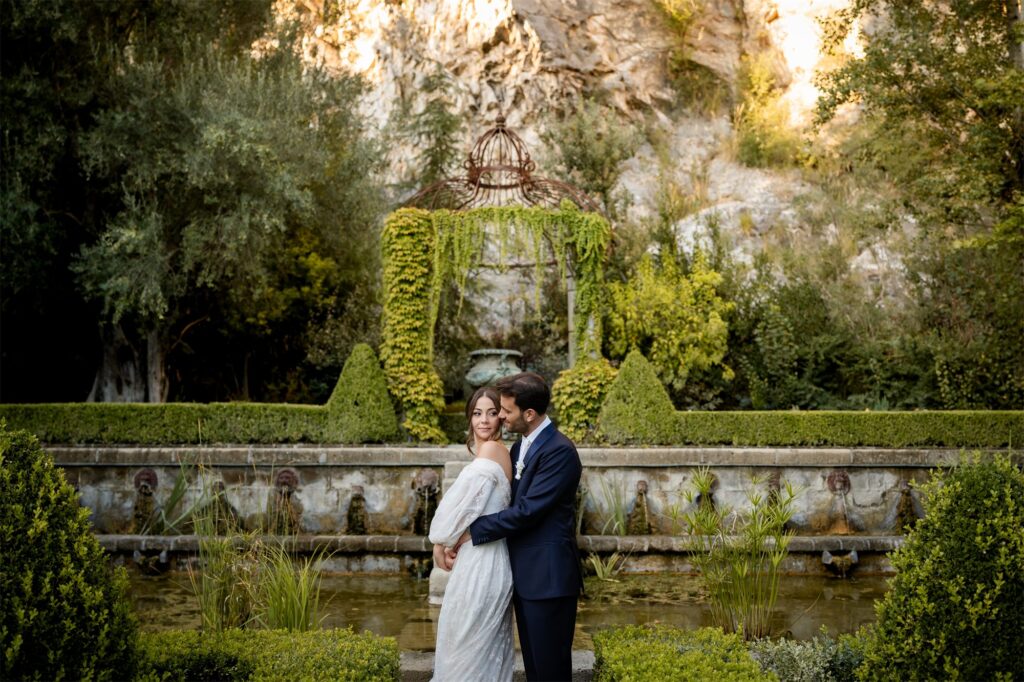 Foto di coppia di Antonio e Giulia nel giardino di Villa Althea, Bellona