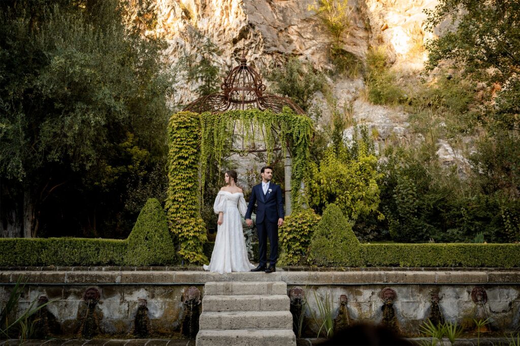Foto di coppia di Antonio e Giulia nel giardino di Villa Althea, Bellona
