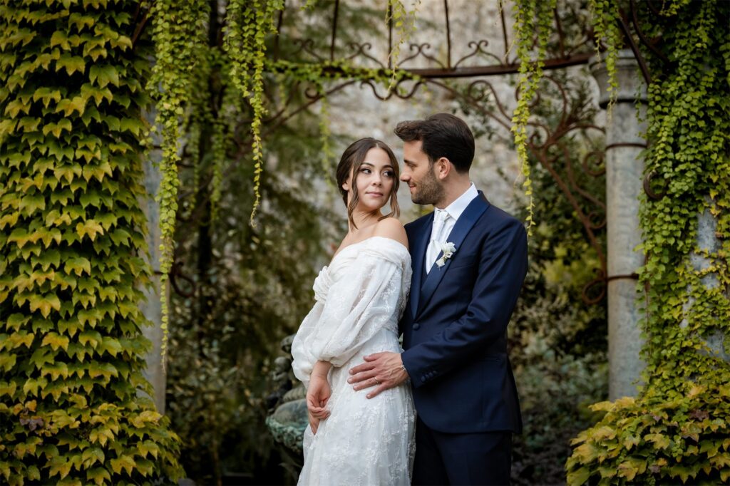 Foto di coppia di Antonio e Giulia nel giardino di Villa Althea, Bellona
