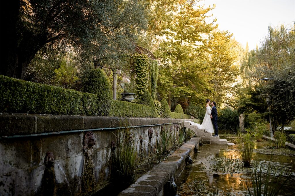 Foto di coppia di Antonio e Giulia nel giardino di Villa Althea, Bellona