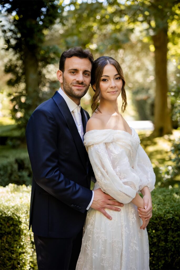 Foto di coppia di Antonio e Giulia nel giardino di Villa Althea, Bellona