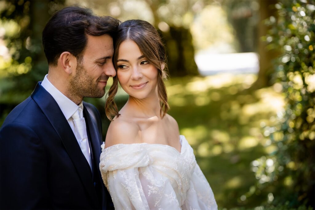 Foto di coppia di Antonio e Giulia nel giardino di Villa Althea, Bellona