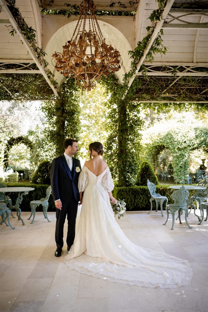 Foto di coppia di Antonio e Giulia nel giardino di Villa Althea, Bellona