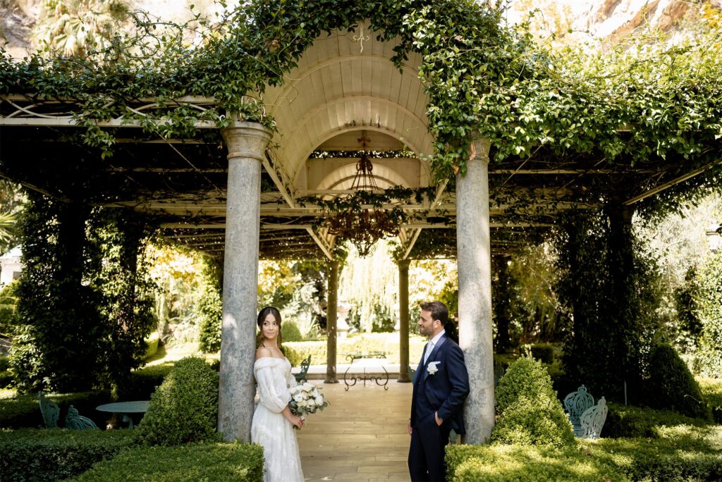 Foto di coppia di Antonio e Giulia nel giardino di Villa Althea, Bellona