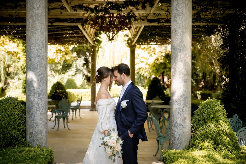 Foto di coppia di Antonio e Giulia nel giardino di Villa Althea, Bellona