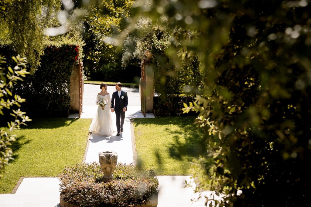Foto di coppia di Antonio e Giulia nel giardino di Villa Althea, Bellona