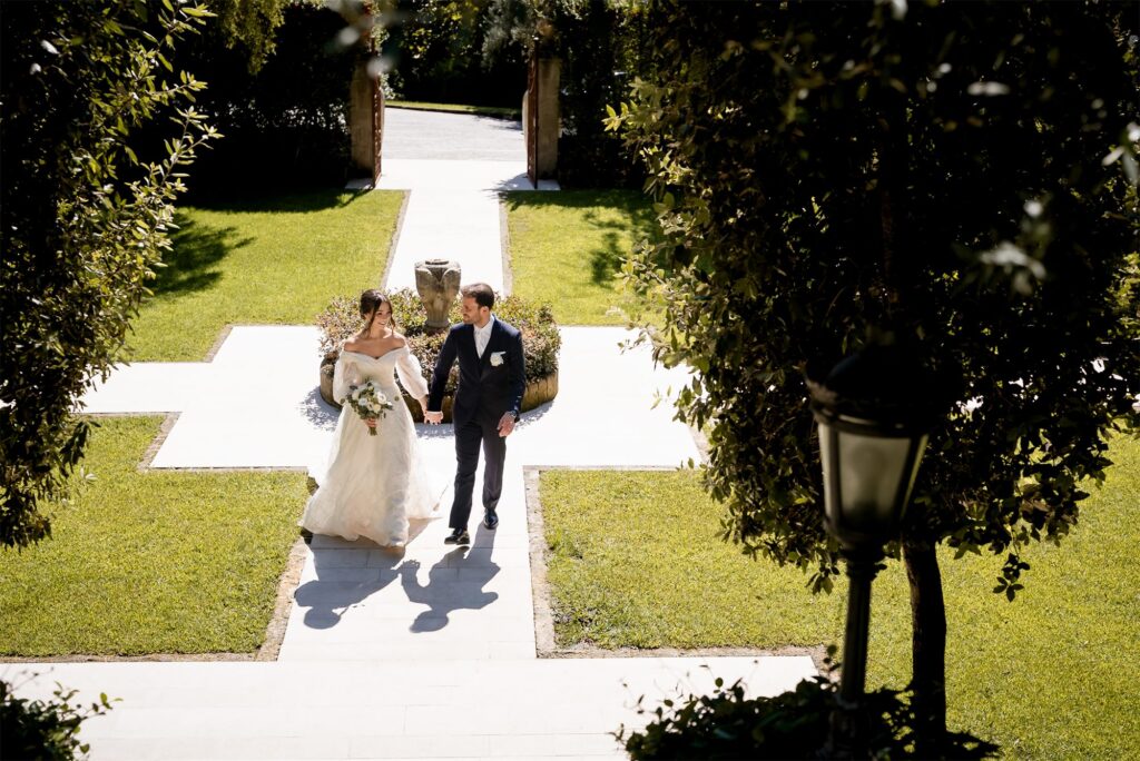 Foto di coppia di Antonio e Giulia nel giardino di Villa Althea, Bellona