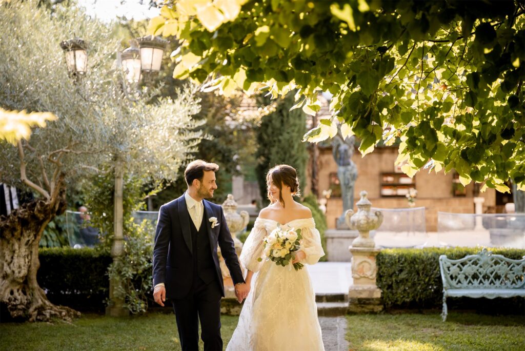 Foto di coppia di Antonio e Giulia nel giardino di Villa Althea, Bellona