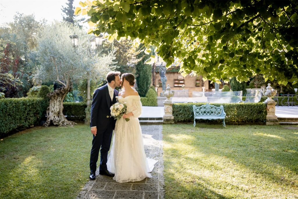 Foto di coppia di Antonio e Giulia nel giardino di Villa Althea, Bellona