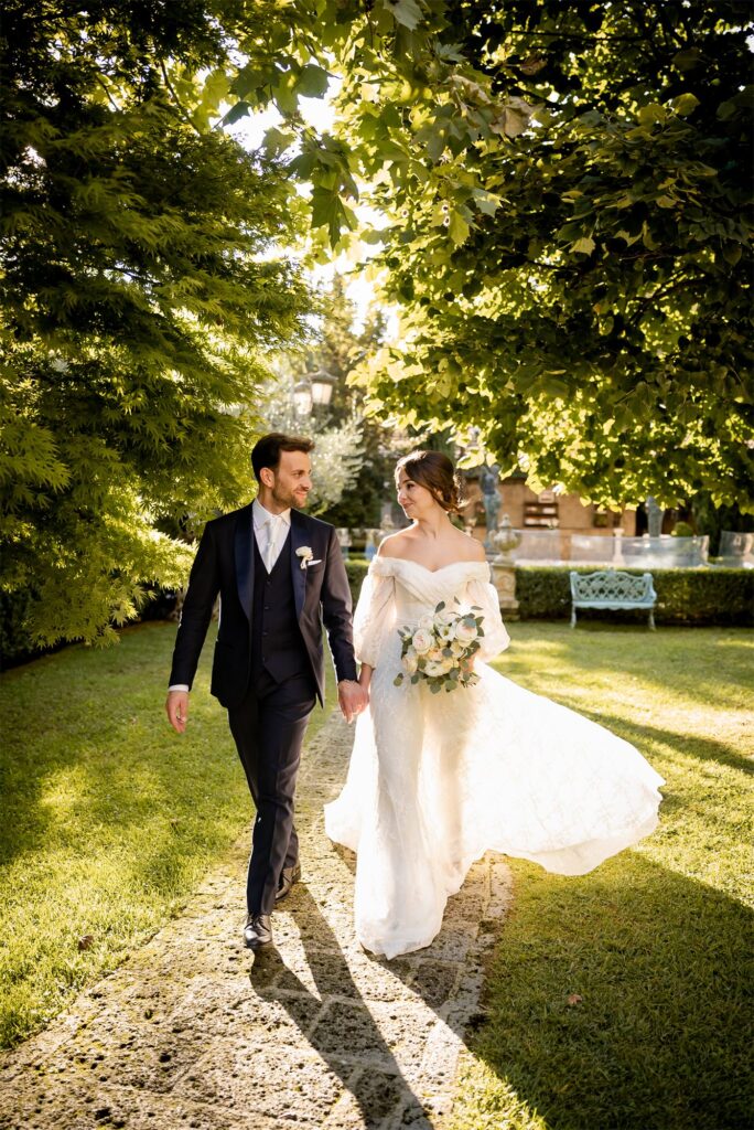 Foto di coppia di Antonio e Giulia nel giardino di Villa Althea, Bellona