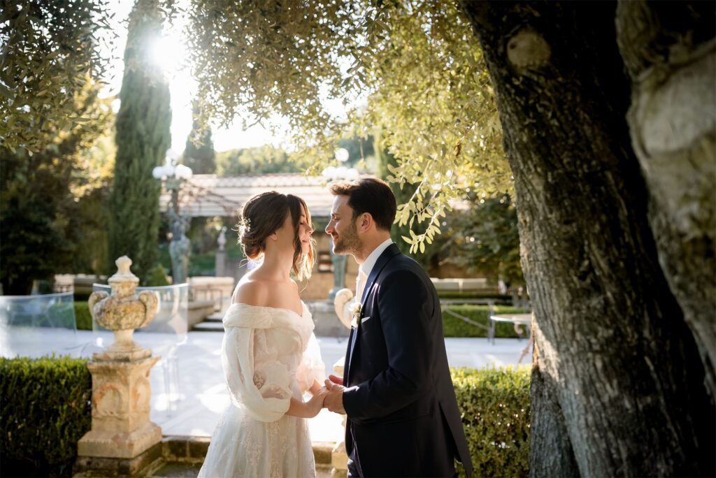 Foto di coppia di Antonio e Giulia nel giardino di Villa Althea, Bellona