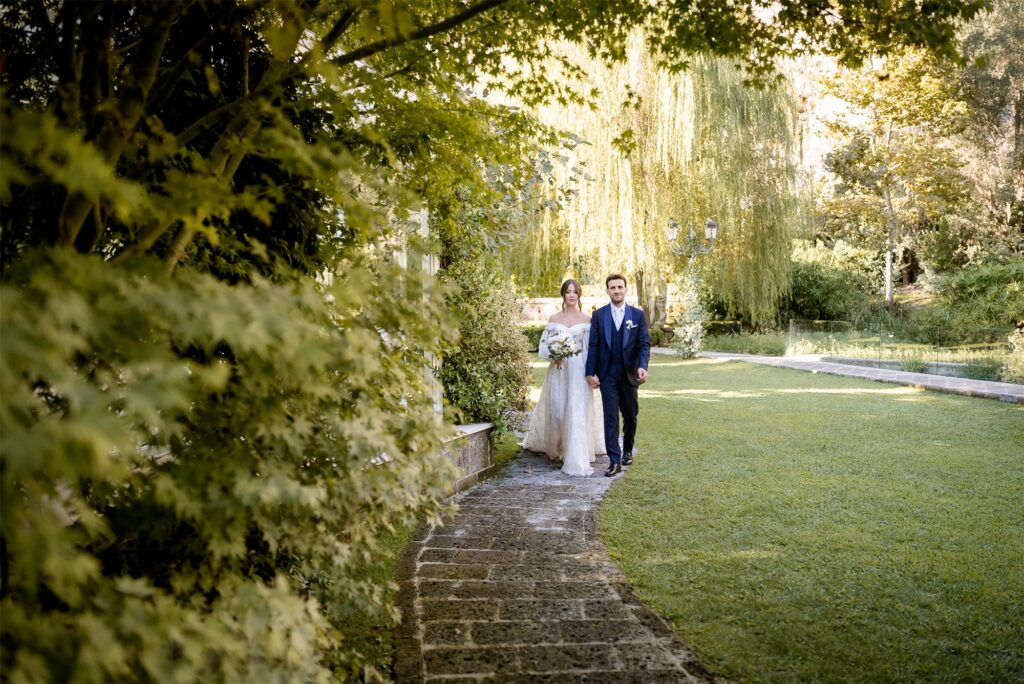 Foto di coppia di Antonio e Giulia nel giardino di Villa Althea, Bellona